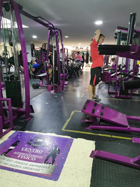Tapete de Fortex «Centro de Acondicionamiento Físico» junto a las máquinas