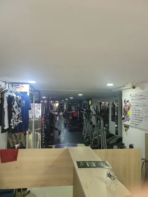 Recepción del gimnasio con vista a la sala